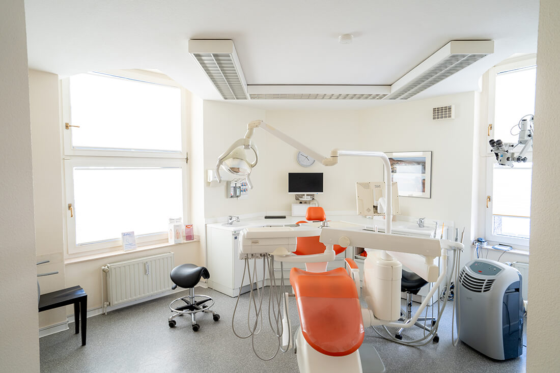 Zahnärztinnen Duisburg-Nord - Kuchenbecker-Bohnen, Mai Dinh - ein Behandlungszimmer unserer Praxis